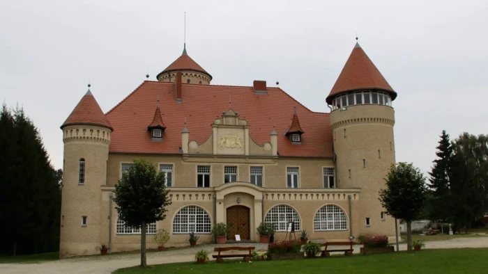 Zamek na wodzie i średniowieczny kościół w Mellenthin